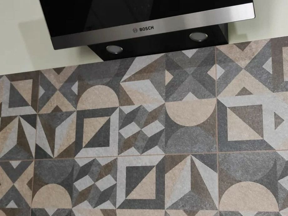 Укладка керамогранита на кухонном фартуке на индустриальном пр. 