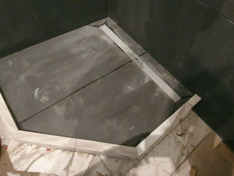 Укладка крупноформатного керамогранита в санузле на  ул. Полозова  1