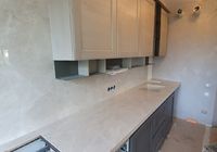 Укладка крупноформатного керамогранита на кухонный фартук в Пушкине 4