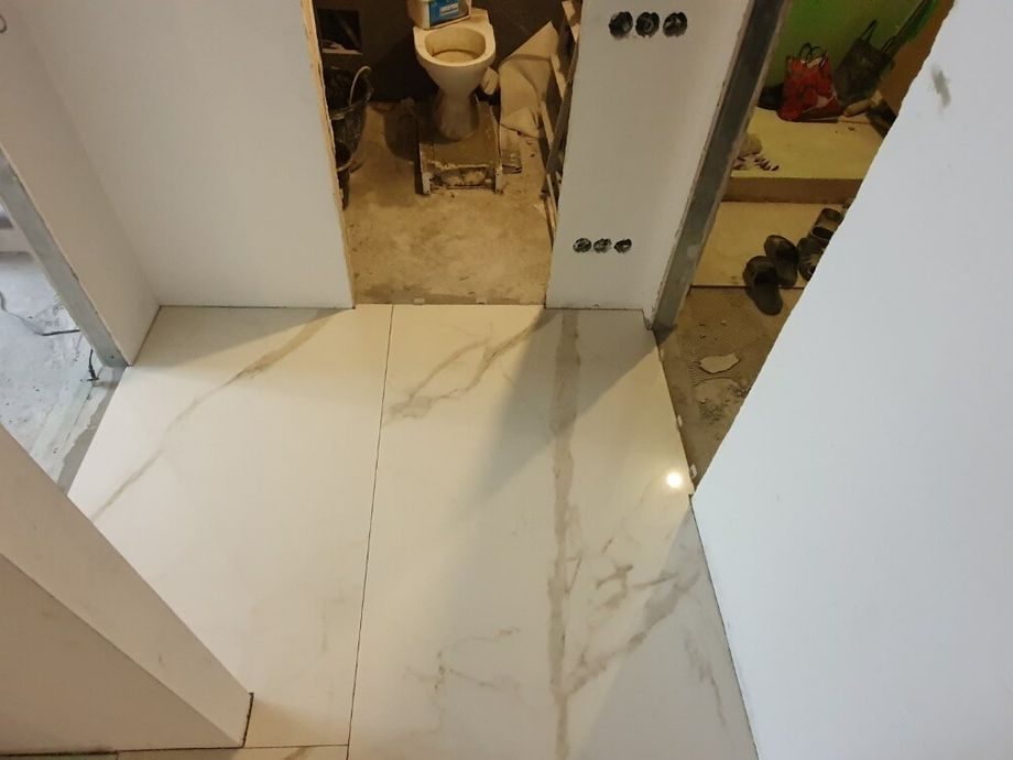 Укладка крупноформатного керамогранита на пол на Аптекарском пр. 1